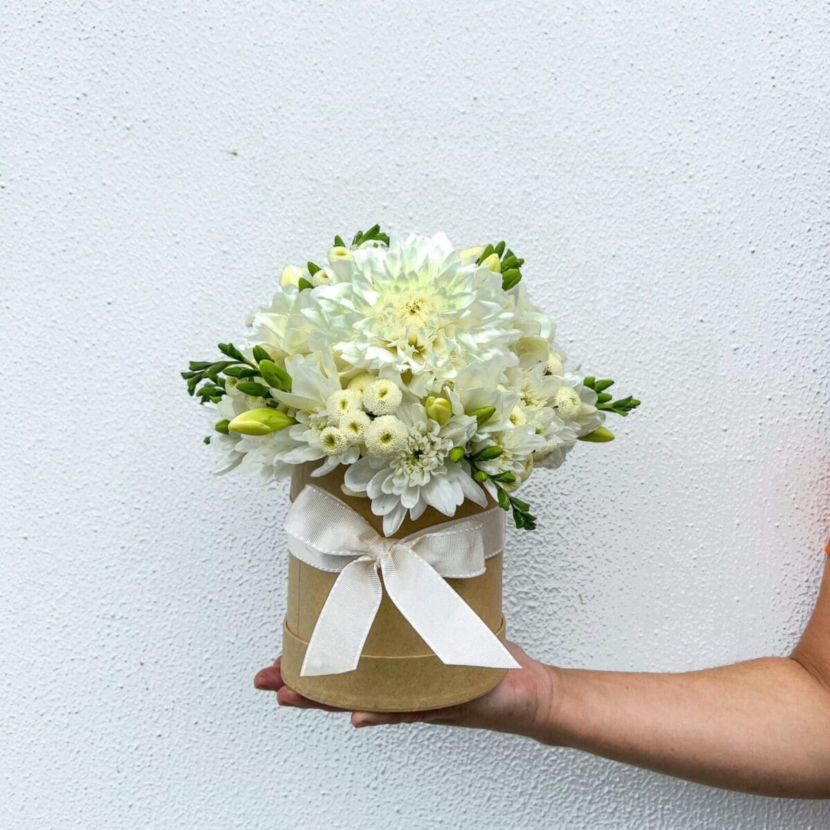 FLOWERS MINI BOX HAT ARRANGEMENT FLOWERS MINI BOX HAT ARRANGEMENT